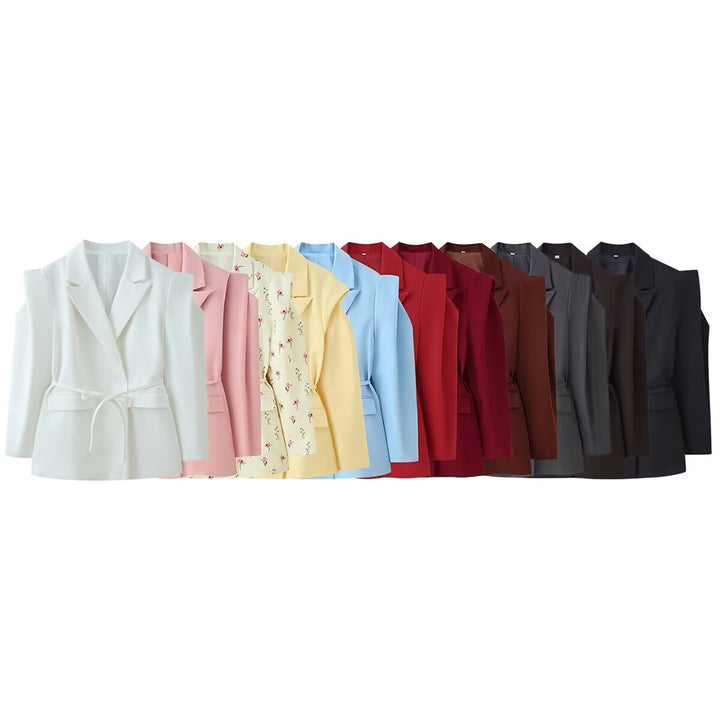 Damen Blazer mit Cut-Out‑Schultern, Taillengürtel und Pattentaschen Echoarchiv