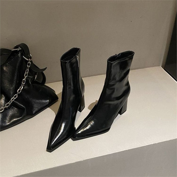 Damen spitz zulaufende Stiefeletten aus Glattleder mit sculpted Blockabsatz und seitlichem Reißverschluss – Varelle
