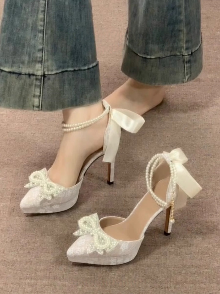 Damen Satin‑Pumps mit Spitzenüberzug, Perlen‑Schleifenapplikation und Perlenschnürchen Echo Archiv