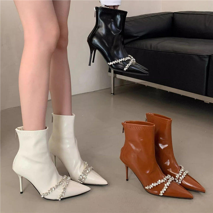 Damen Stiletto-Ankleboots mit spitzer Zehenpartie, schmalem Stiletto-Absatz und funkelnder Kristallkette – Varelle