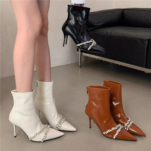 Damen Stiletto-Ankleboots mit spitzer Zehenpartie, schmalem Stiletto-Absatz und funkelnder Kristallkette – Varelle