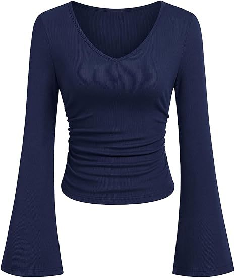 Damen Geripptes Cropped-Top mit V-Ausschnitt, taillierter Raffung und ausgestellten Trompetenärmeln – Orélia