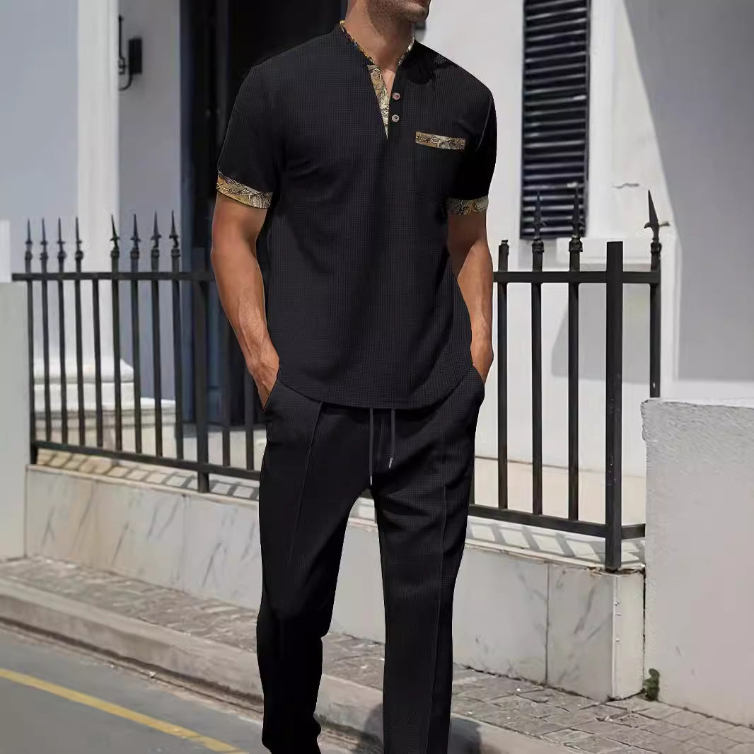 Herren modisches Outfit-Set mit strukturiertem Oberteil und lässiger Hose Echoarchiv