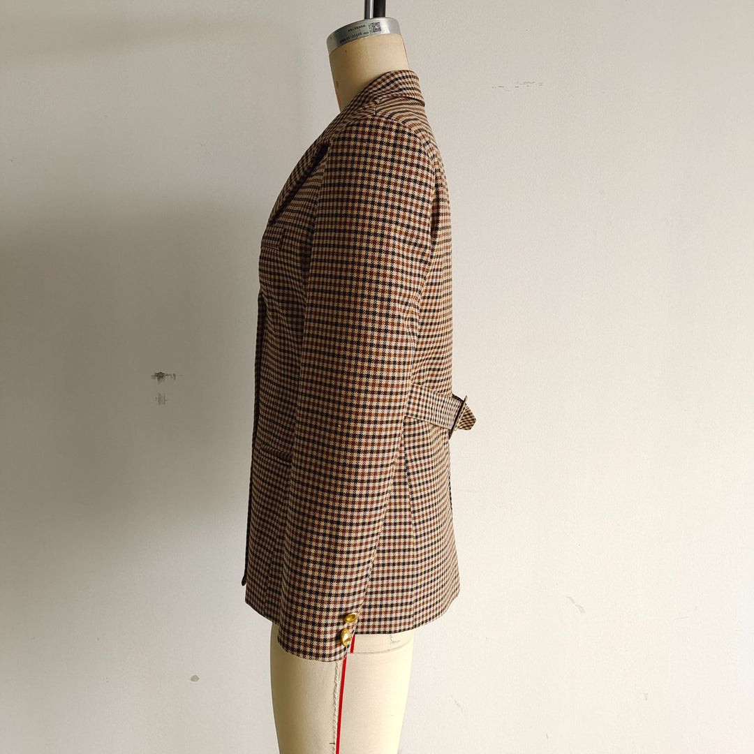 Damen schmal geschnittener Longblazer im Hahnentritt-Muster mit goldenen Zierknöpfen und Leistentaschen – Valéne