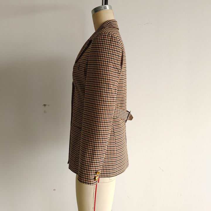 Damen schmal geschnittener Longblazer im Hahnentritt-Muster mit goldenen Zierknöpfen und Leistentaschen – Valéne