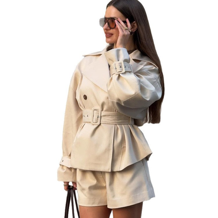 Damen Kurz-Trenchcoat mit tailliertem Gürtel, weitem Revers und kastiger Silhouette Echoarchiv