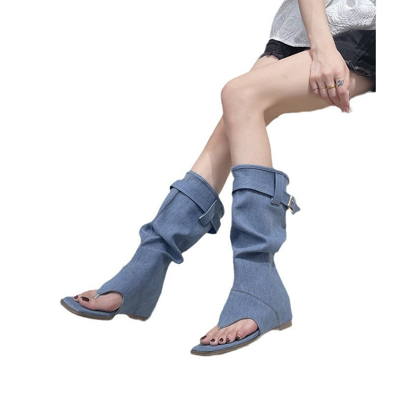 Damen nan wadenhoher Jeanslook-Stiefel mit Zehensteg offener Zehenpartie und verstellbarem Schnallenriemen Echo Archiv