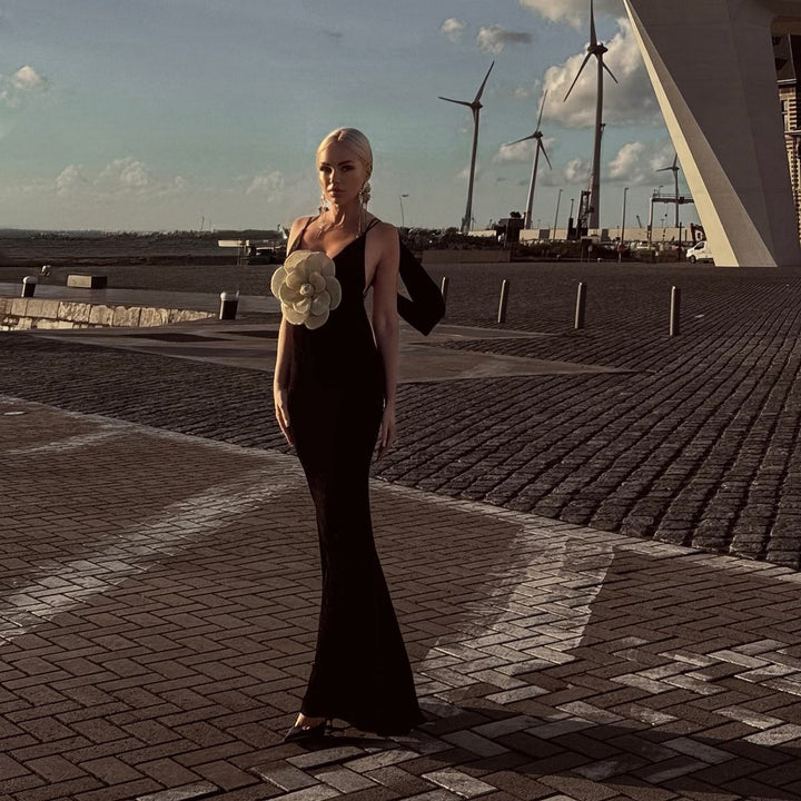 Damen Figurbetontes Abendkleid mit einzigartiger Blütenapplikation Echo Archiv