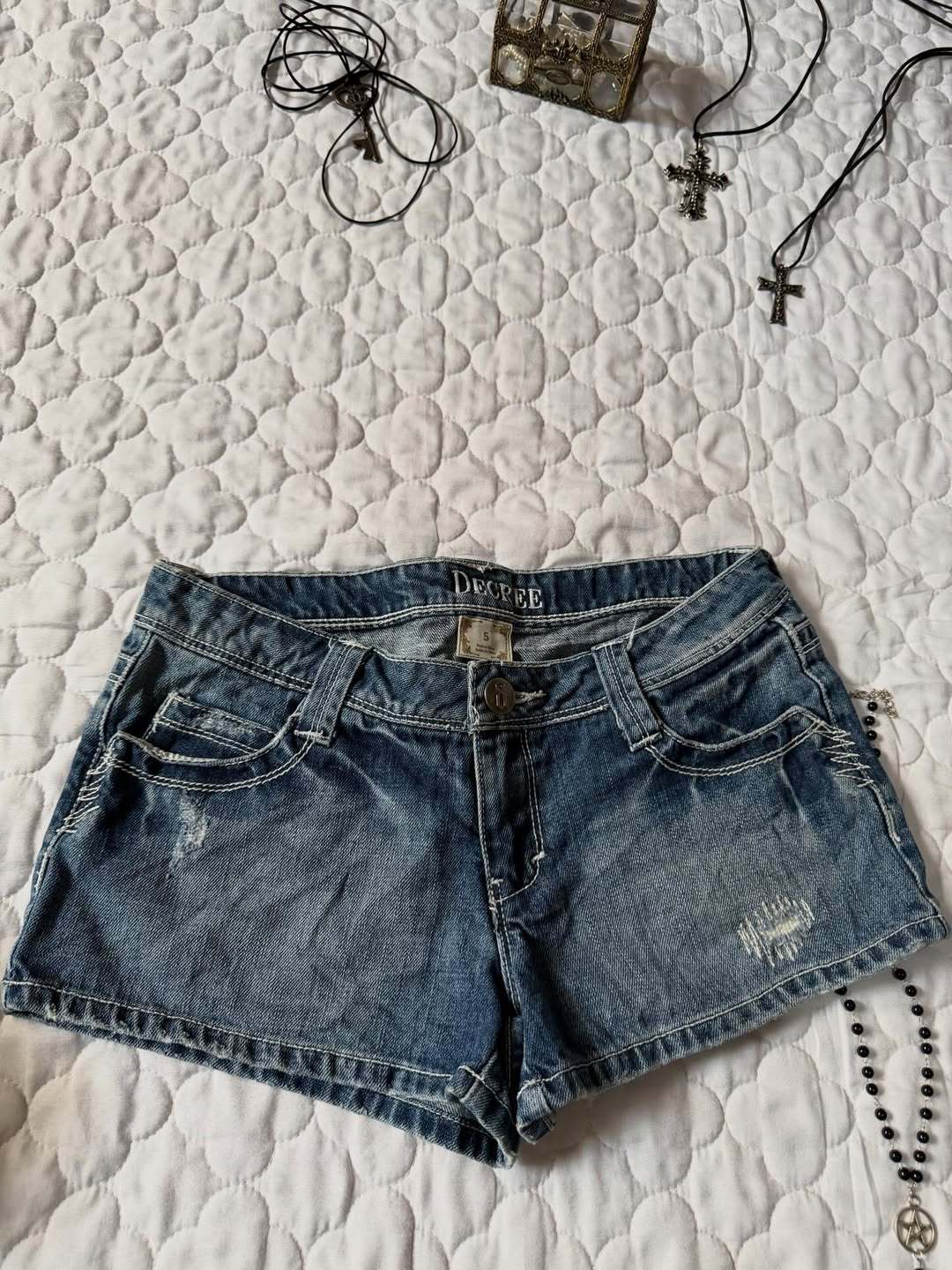 Damen Denim-Shorts mit distressed Details Echo Archiv