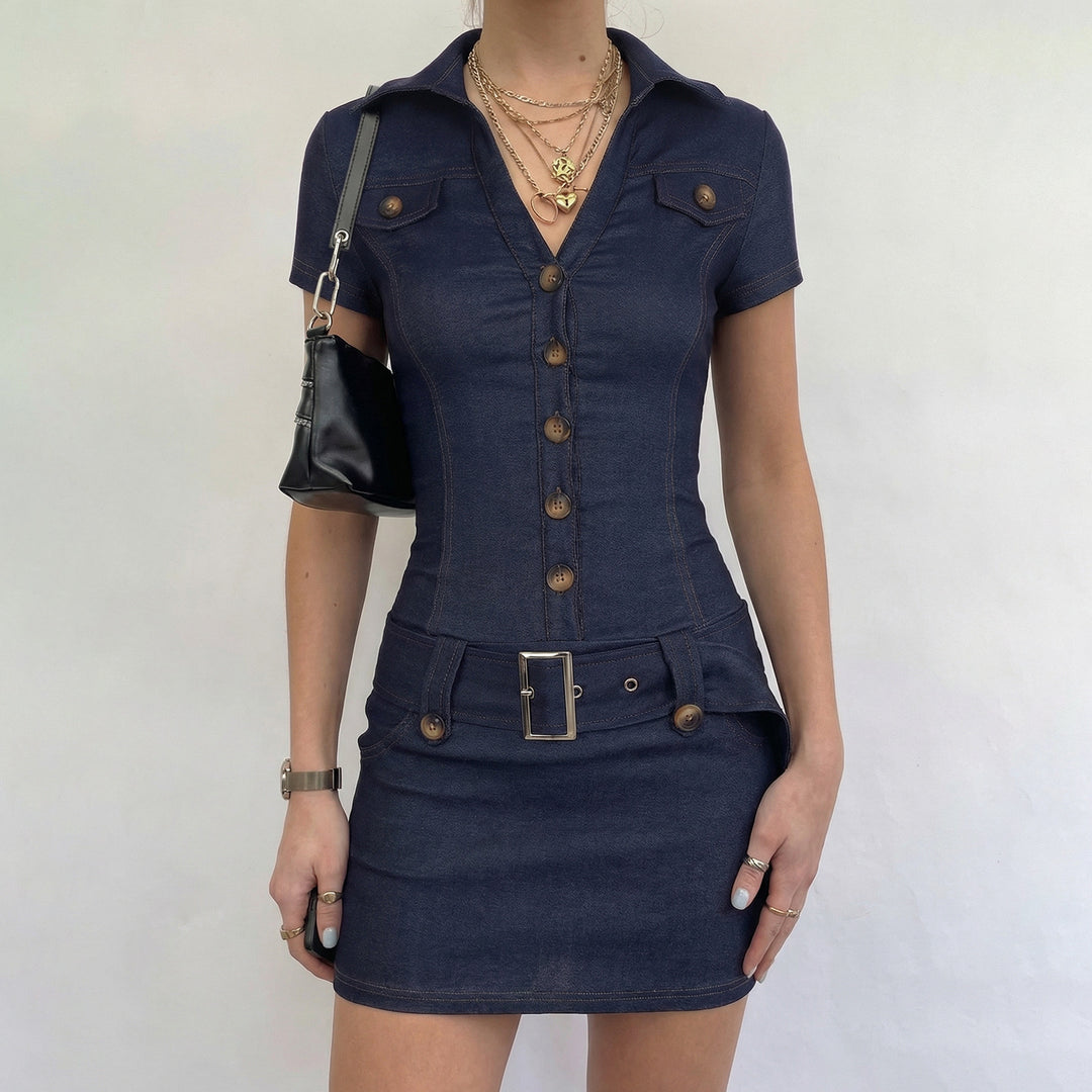 Damen Denim Kleid mit modernen Knopfdetails und taillierter Silhouette Echo Archiv