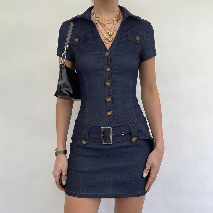 Damen Denim Kleid mit modernen Knopfdetails und taillierter Silhouette Echo Archiv