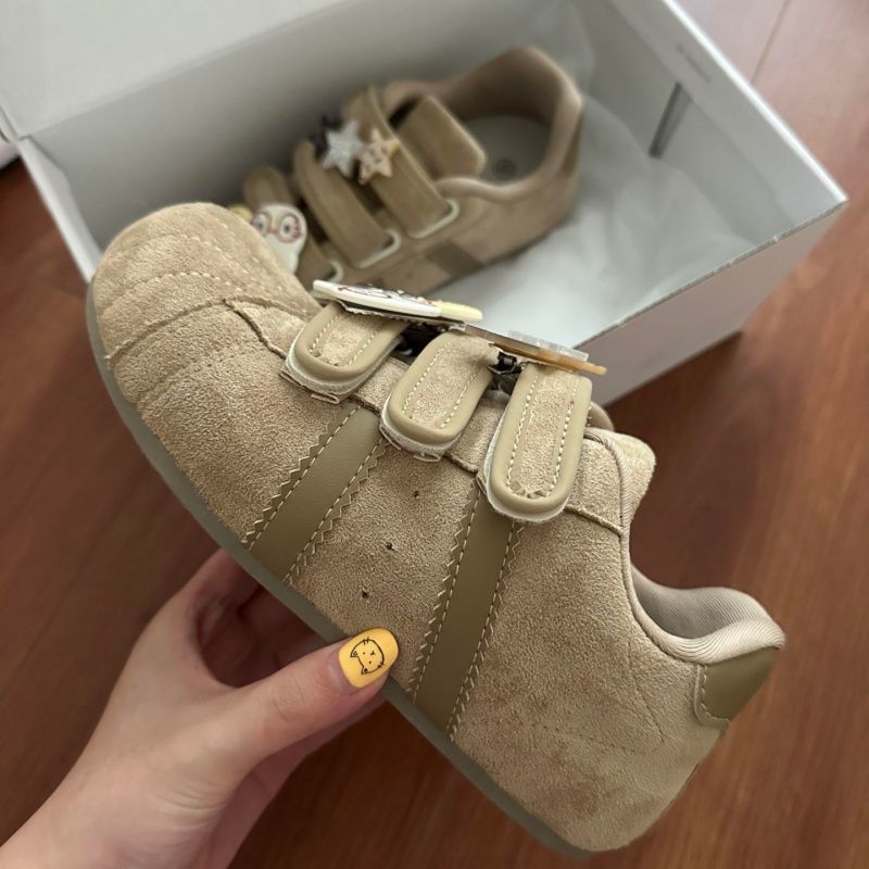 Damen Veloursleder-Sneakers mit praktischen Klettverschlüssen und verspielten Anhängern Echo Archiv