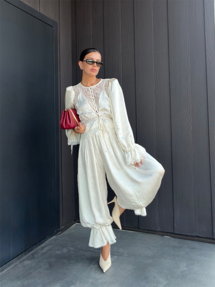 Damen Einteiliger Satin-Overall mit Spitzen‑Yoke, Puffärmeln und voluminöser Haremshose Echoarchiv