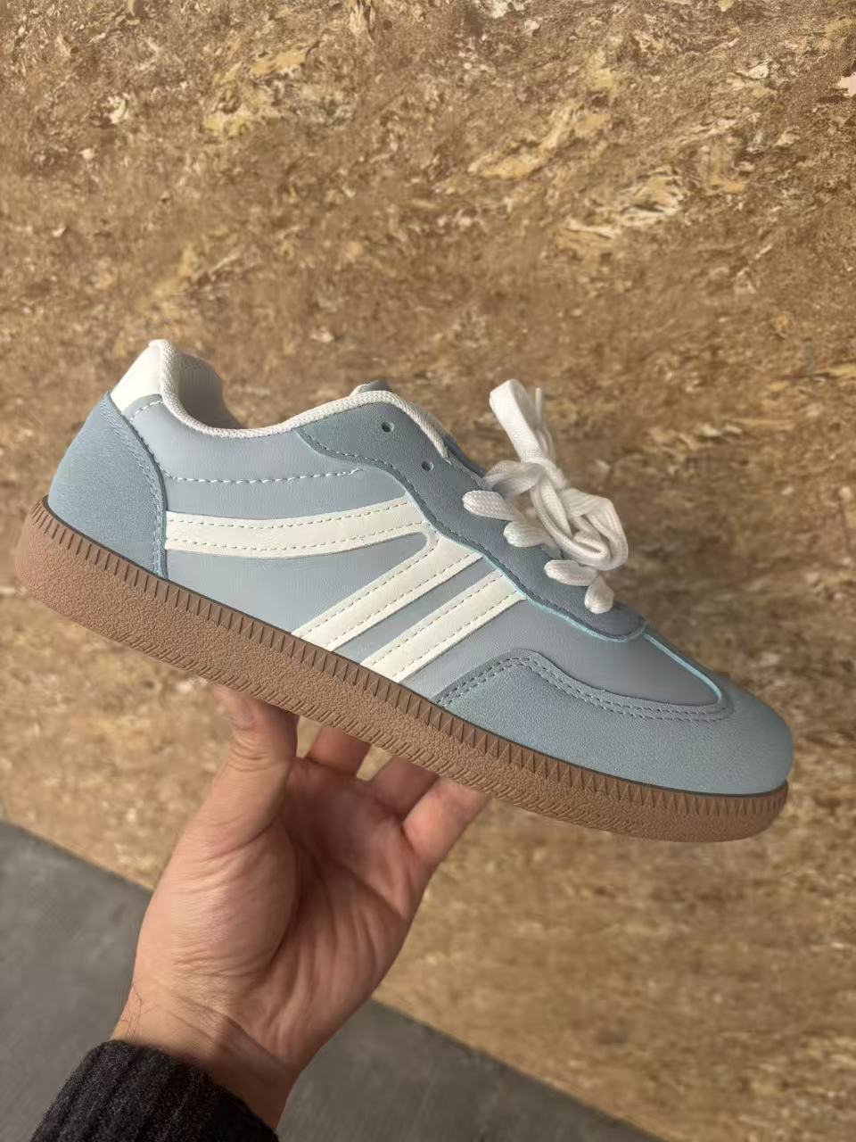 Damen Retro-Sneaker mit Gummisohle, leichtem Textilfutter und Komfortfußbett – Névara