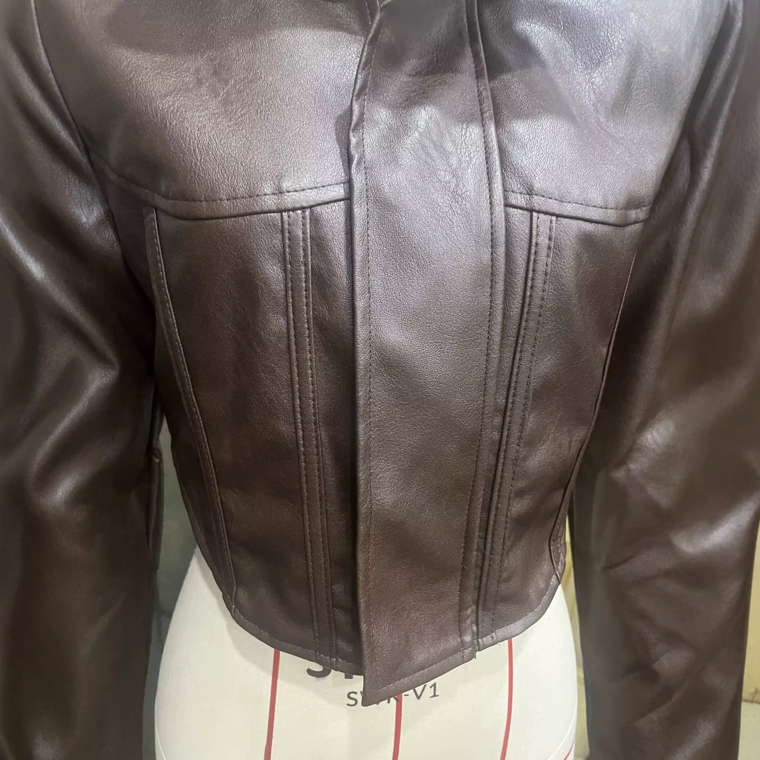 Damen Kurze taillierte Lederoptik‑Jacke mit Stehkragen und femininer Brustabsteppung Echoarchiv