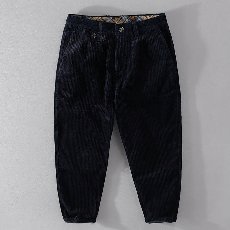 Herren Cordhose mit konischem Schnitt, hohem Bund, Karo-Innenbund und gekrempeltem Saum Echoarchiv