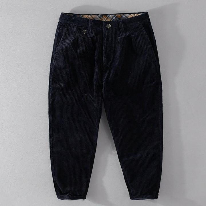 Herren Cordhose mit konischem Schnitt, hohem Bund, Karo-Innenbund und gekrempeltem Saum Echoarchiv