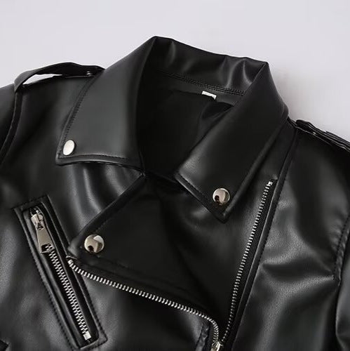 Damen Bikerjacke aus veganer Lederoptik mit Taillengürtel und asymmetrischem Reißverschluss Echoarchiv