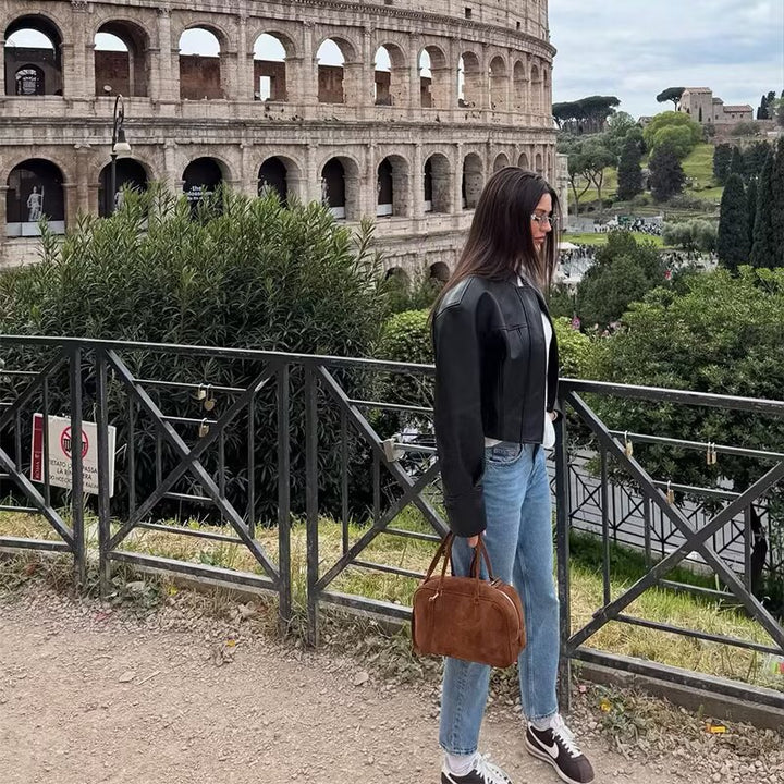 Damen Kurz geschnittene Kunstlederjacke im Boxy‑Schnitt mit Stehkragen, Wiener Nähten und extralangen Manschetten Echoarchiv