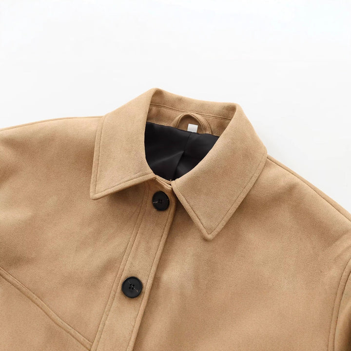 Damen Cropped-Boxy-Übergangsjacke in Veloursoptik mit Hemdkragen und aufgesetzten Taschen Echoarchiv