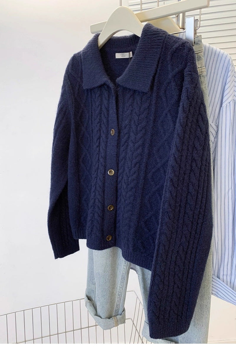 Damen Strickjacke mit Zopfmuster, Umlegekragen und Knopfleiste Echoarchiv
