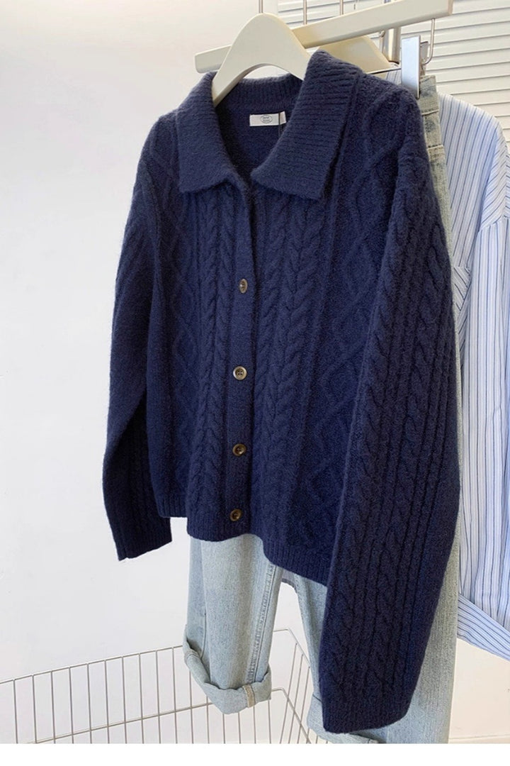 Damen Strickjacke mit Zopfmuster, Umlegekragen und Knopfleiste Echoarchiv