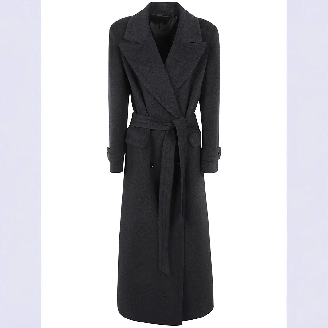 Damen Maxi-Mantel mit doppelreihiger Knopfleiste, weitem Revers und Pattentaschen Echoarchiv