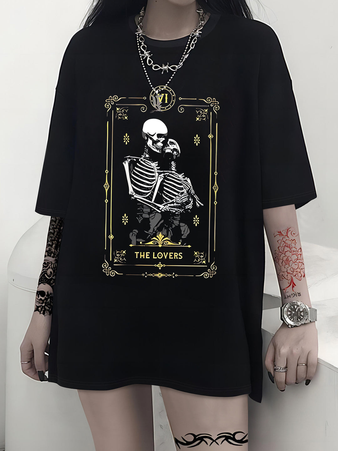 Damen T-Shirt mit künstlerischem Totenkopf-Motiv und lässigem Schnitt Echo Archiv