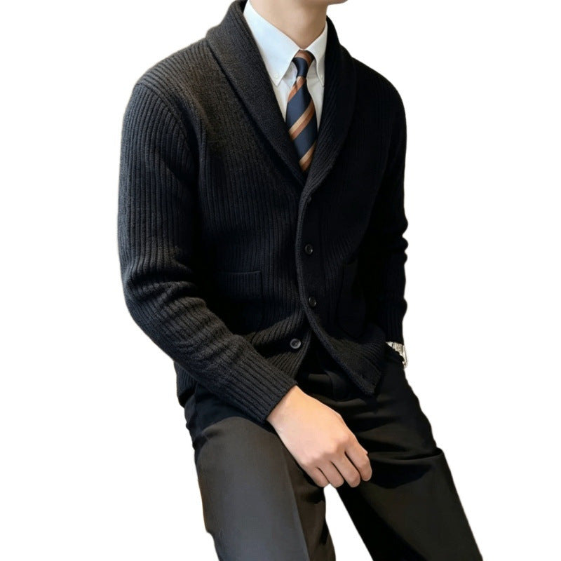 Herren Schalkragen-Strickcardigan mit Rippenstruktur, Knopfleiste und aufgesetzten Taschen Echoarchiv