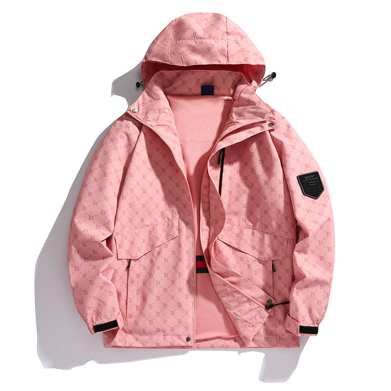 Herren Kapuzen-Softshelljacke mit Allover‑Monogramm, atmungsaktivem Meshfutter und Reißverschlusstaschen – Taviero