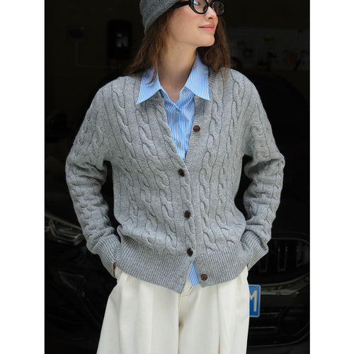 Damen Gemütliche Zopfmuster‑Strickjacke mit V‑Ausschnitt und Holzknöpfen Echoarchiv