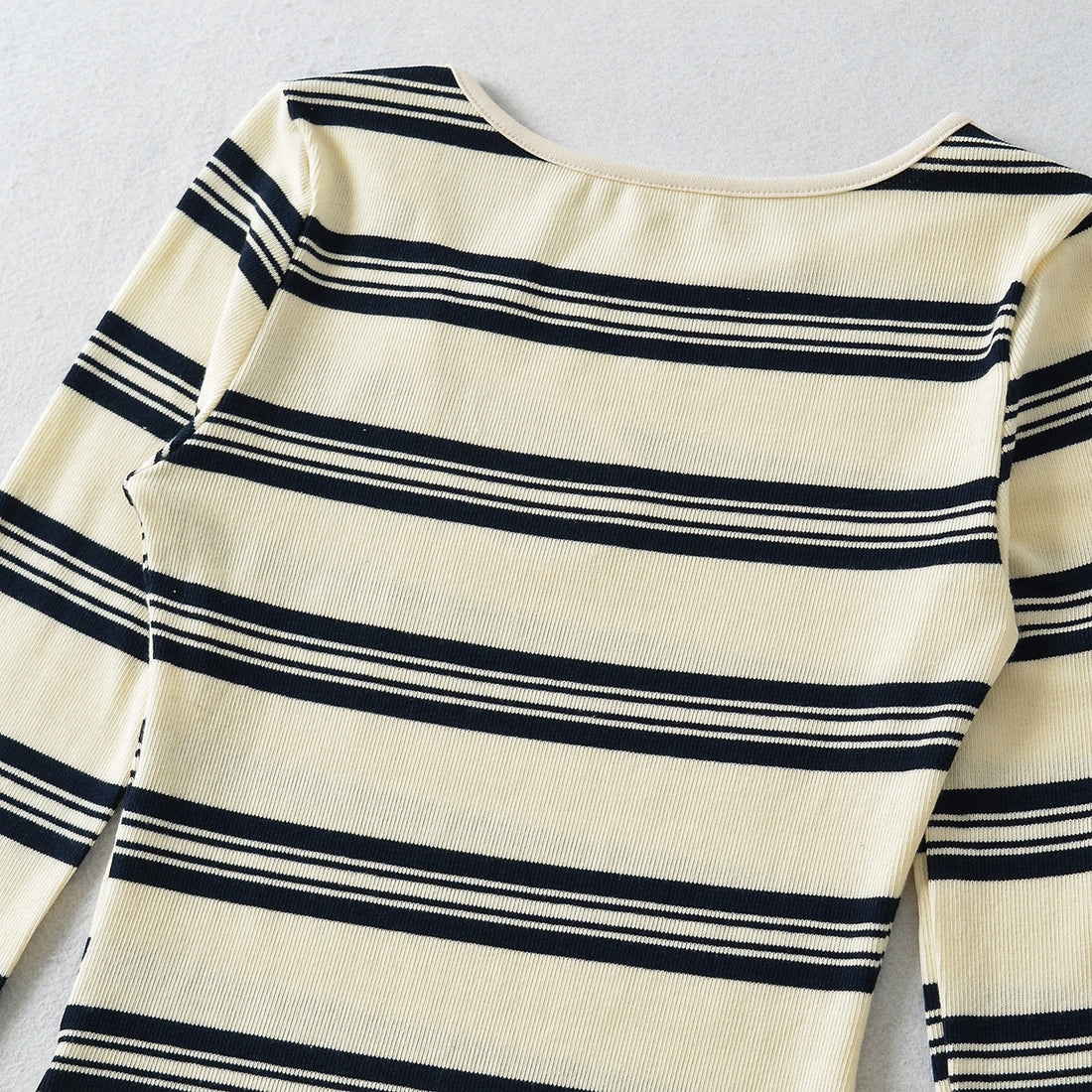 Damen Gestreiftes Feinstrick-Top mit asymmetrischem Herzknopf Echoarchiv