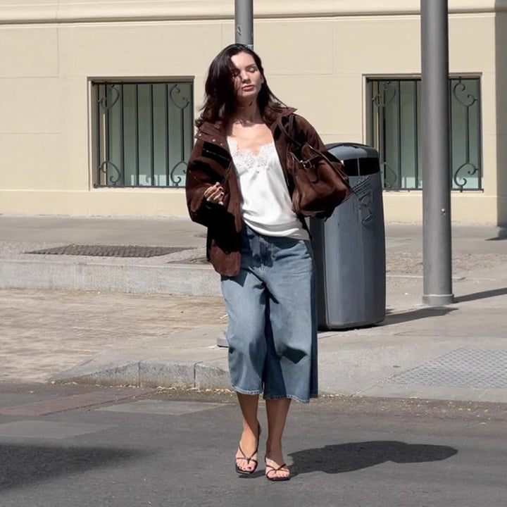 Damen Kurz geschnittener Veloursleder-Blouson mit hohem Stehkragen, kastiger Oversize‑Silhouette und verdecktem Reißverschluss Echoarchiv