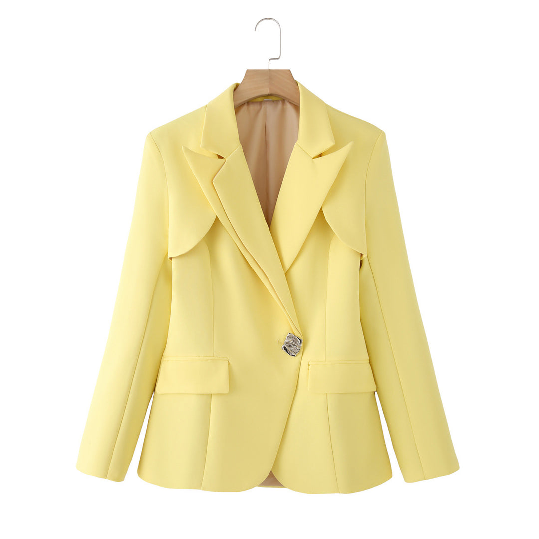 Damen taillierter Blazer mit geschwungenem Lagenkragen, figurformenden Abnähern und dekorativem Zierknopf – Valéne