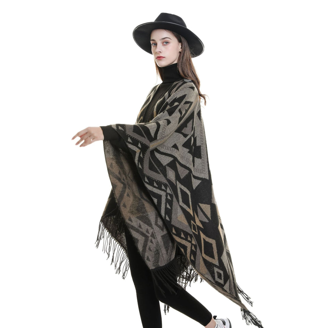 Damen Gewebter Ruana-Umhang aus Wollmix mit grafischem Ethno-Jacquard und langen Fransen – Avérine