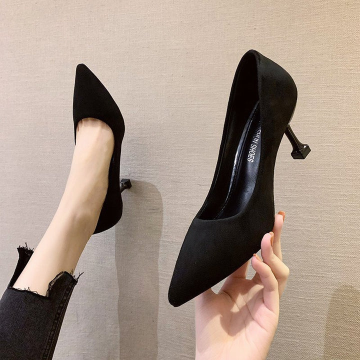 Damen Klassische spitz zulaufende Samtvelours‑Pumps mit skulpturellem Mini‑Absatz Echo Archiv