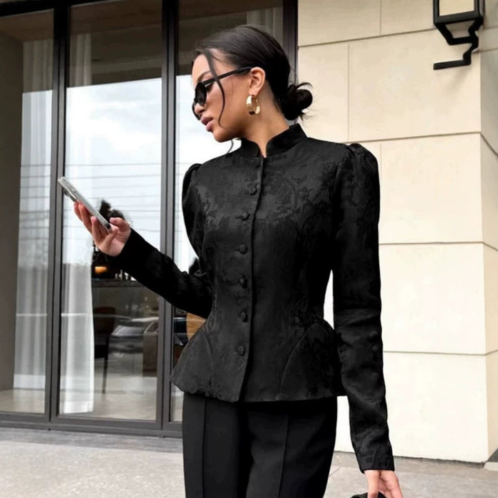 Damen taillierte Jacquard‑Bluse mit Stehkragen und dekorativer Knopfleiste Echoarchiv