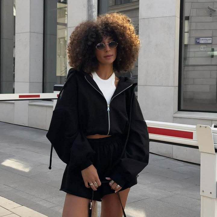 Damen oversized Cropped-Zip-Hoodie mit voluminösen Ballonärmeln und elastischer High‑Waist Loungeboxer-Shorts – Auréline
