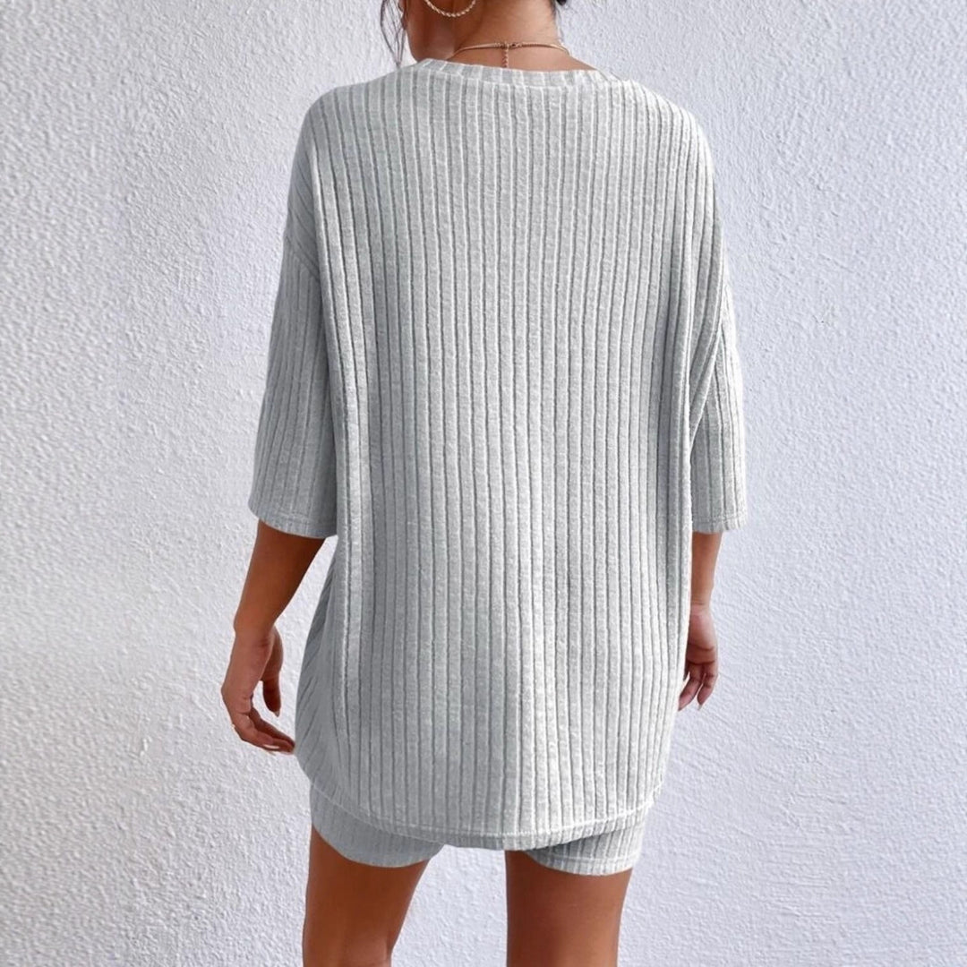 Damen Lässiges Rippstrick-Lounge-Set mit Oversize-Kurzarmoberteil und High-Waist-Biker-Shorts – Élanora