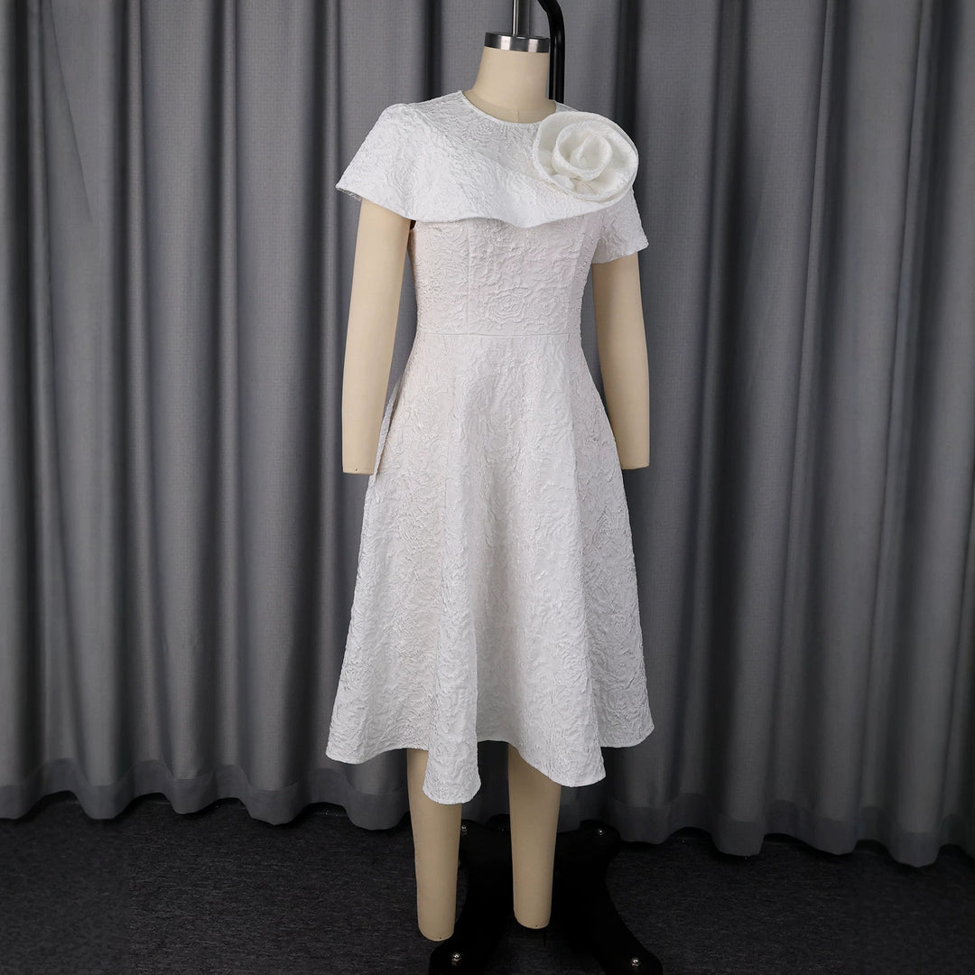 Damen festliches Kleid mit kunstvollem Blumendekor und wunderschöner Drapierung Echo Archiv