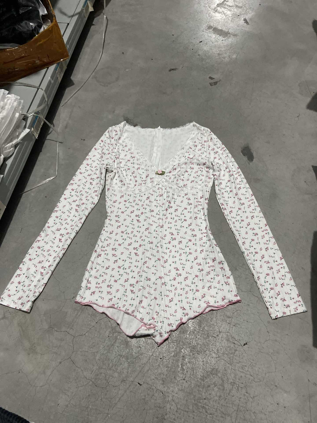 Damen Schlafbody mit zarter Spitzenverzierung und floralem Design Echo Archiv