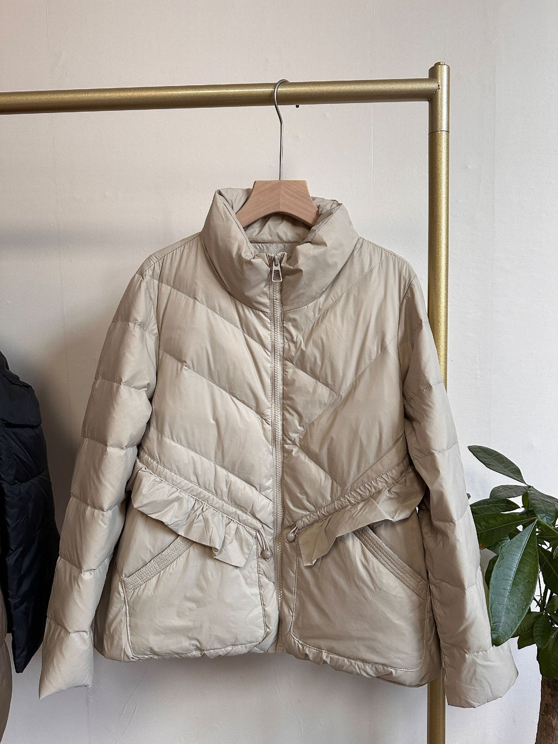 Damen Steppparka mit Stehkragen, tailliertem Rüschendetail und wärmender Thermofüllung Echoarchiv