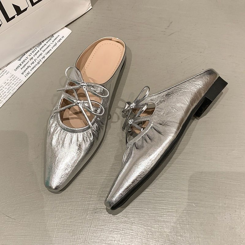 Damen Spitz zulaufende Metallic-Mules mit gerafftem Vorderblatt und Zierband‑Schnürung – Lioré