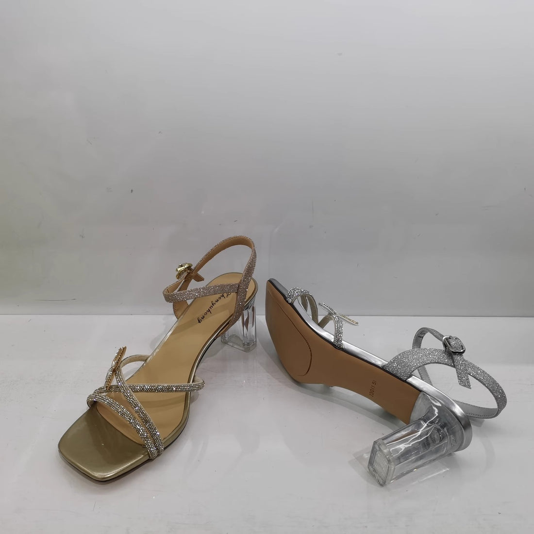 Damen Sandalette mit transparentem Blockabsatz, quadratischer Zehenbox und funkelnden Riemchen – Sorelia