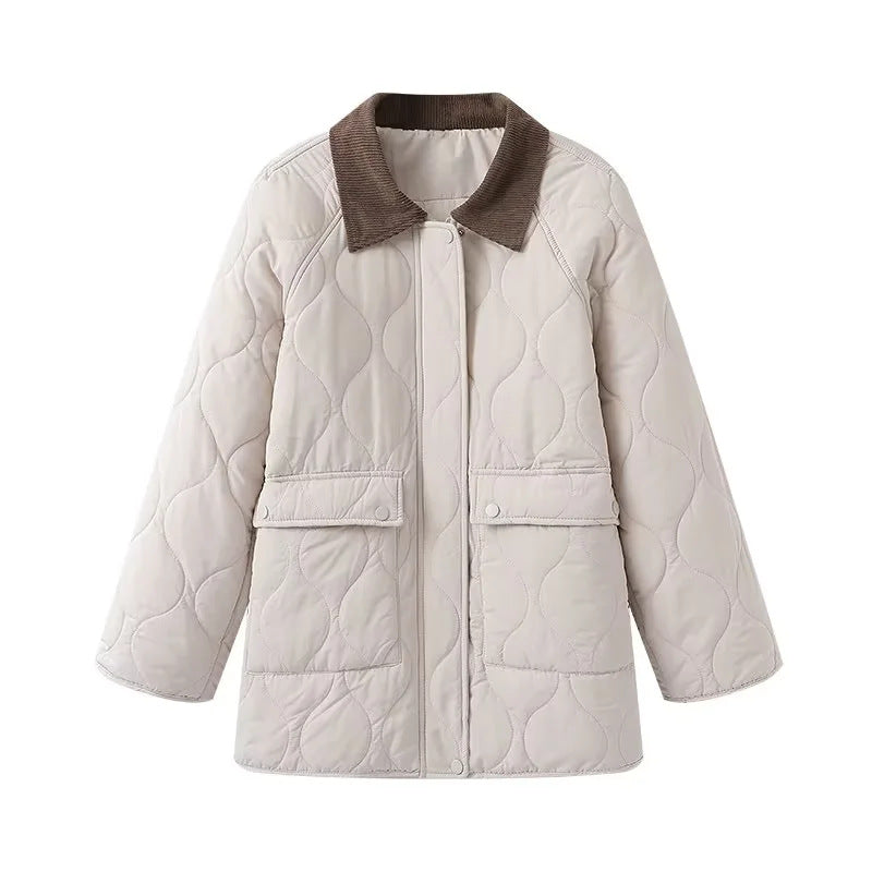 Damen gesteppte Jacke mit organischer Wellensteppung, Cordkragen und großzügigen Pattentaschen – Célinea