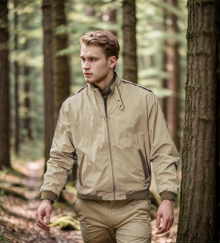 Herren leichte Übergangsjacke mit hohem Kragen und praktischen Eingrifftaschen Echoarchiv