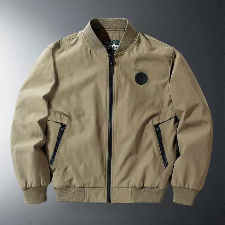Leichte, militärisch inspirierte Herren-Bomberjacke von  mit schrägen Reißverschluss-Handtaschen und gerippten Abschlüssen Echo Archiv