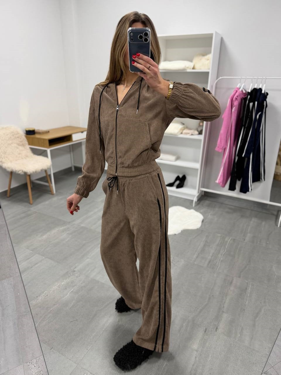 Damen Cord-Jogginganzug mit Kapuze, seitlichen Kontraststreifen, Tunnelzug und elastischen Saumbündchen – Avérine