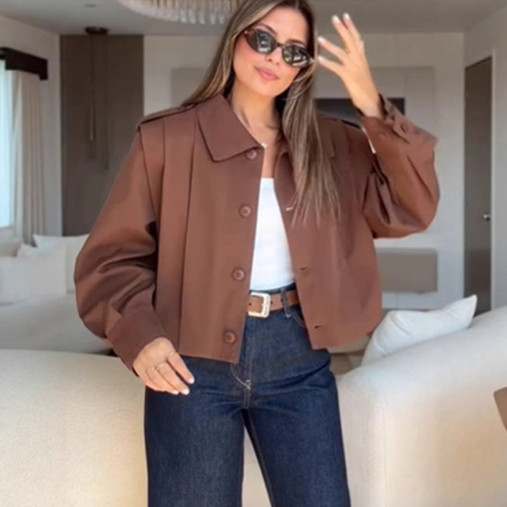 Damen Kurzboxy-Jacke mit Schulterpatten, kastiger Silhouette und geknöpfter Front Echoarchiv