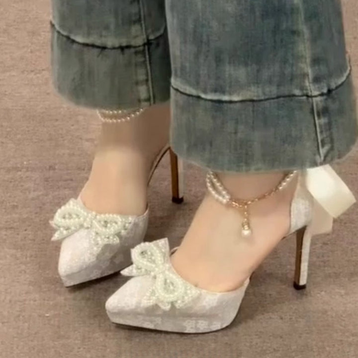 Damen Satin‑Pumps mit Spitzenüberzug, Perlen‑Schleifenapplikation und Perlenschnürchen Echo Archiv